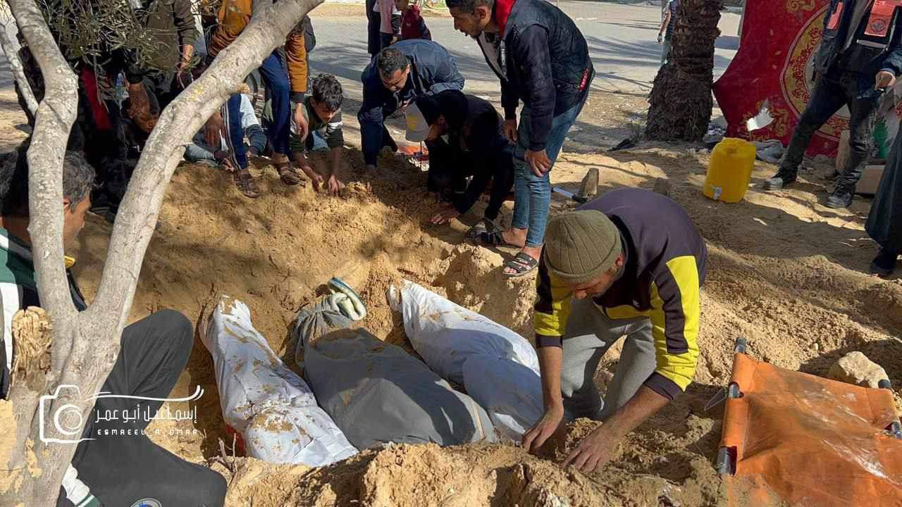 مقبرة جماعية في مجمع ناصر الطبي/ منصة إكس