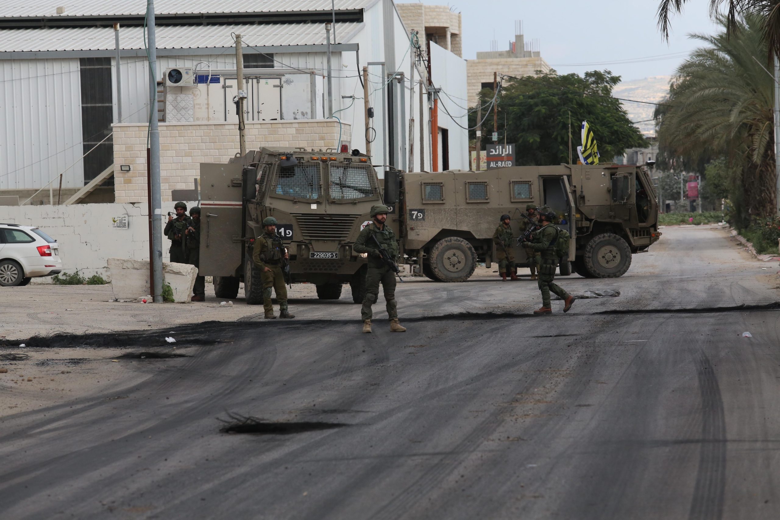 الاحتلال يقتحم بلدات بالضفة وينفذ حملة اعتقالات.. استخدم الرصاص الحي وقنابل الغاز وأصاب فلسطينيين