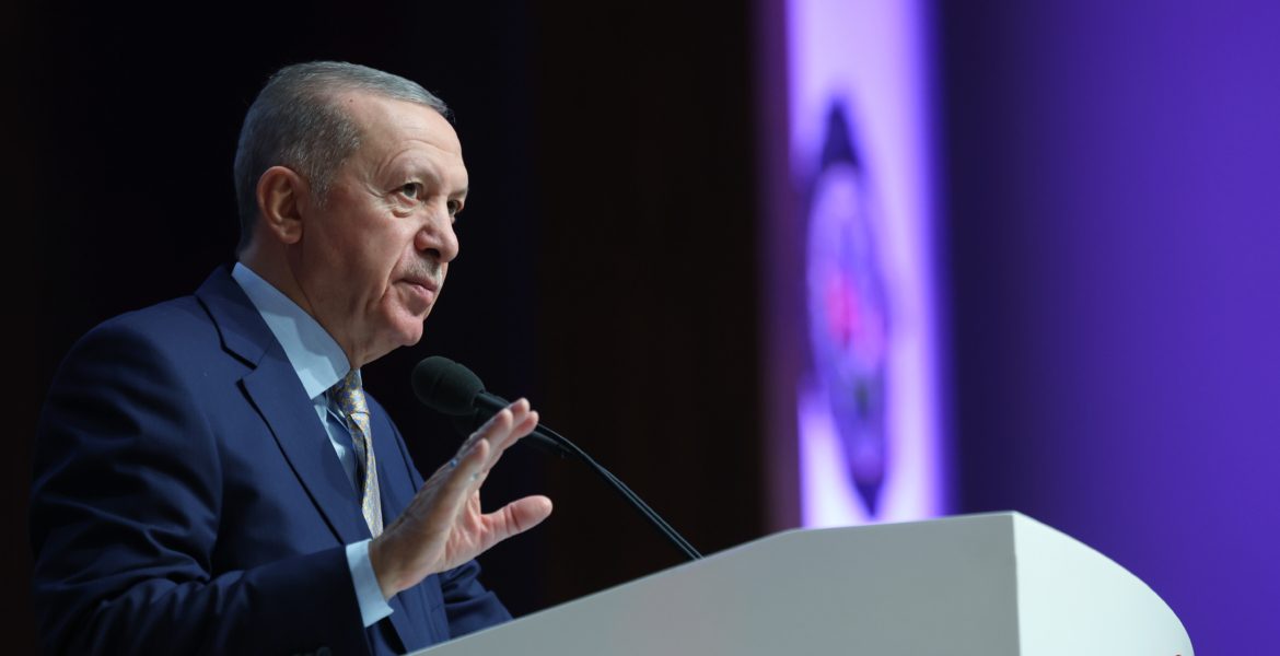 أردوغان يؤكد مواصلة ضرب “العمال الكردستاني” في العراق وسوريا: لن نترك دم شهدائنا تذهب سدى