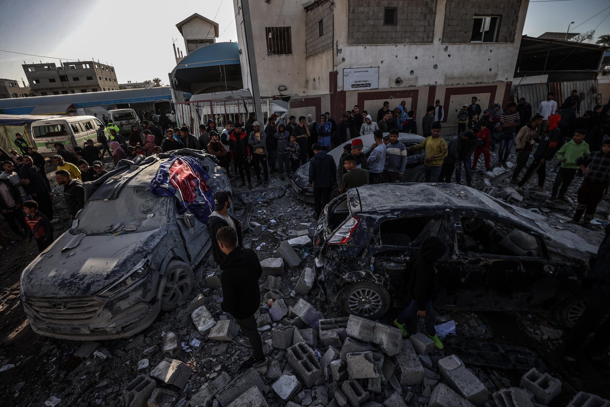 قتل وأصيب العشرات من الفلسطينيين في قصف إسرائيلي استهدف منزلا مأهولا ملاصقا لمستشفى 