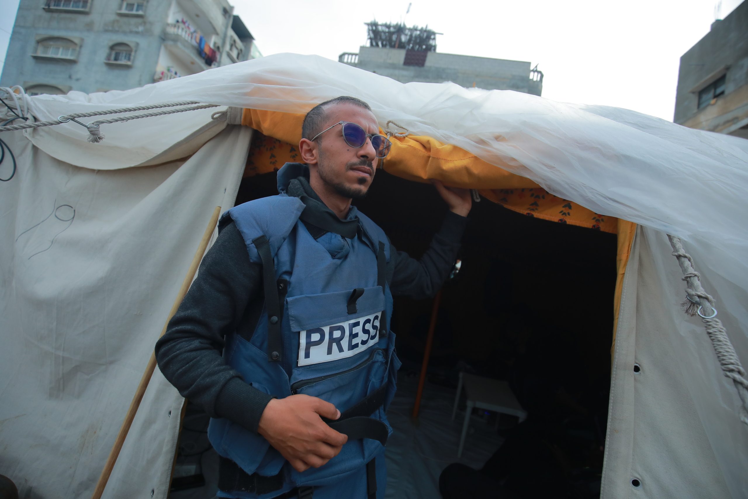 “لا وقت الآن لمرضي”.. قصة صحفي فلسطيني يقاوم السرطان ويوثق جرائم الاحتلال الإسرائيلي في غزة