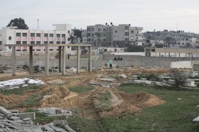 الاحتلال استخرج جثث من مقابر في غزة/cnn