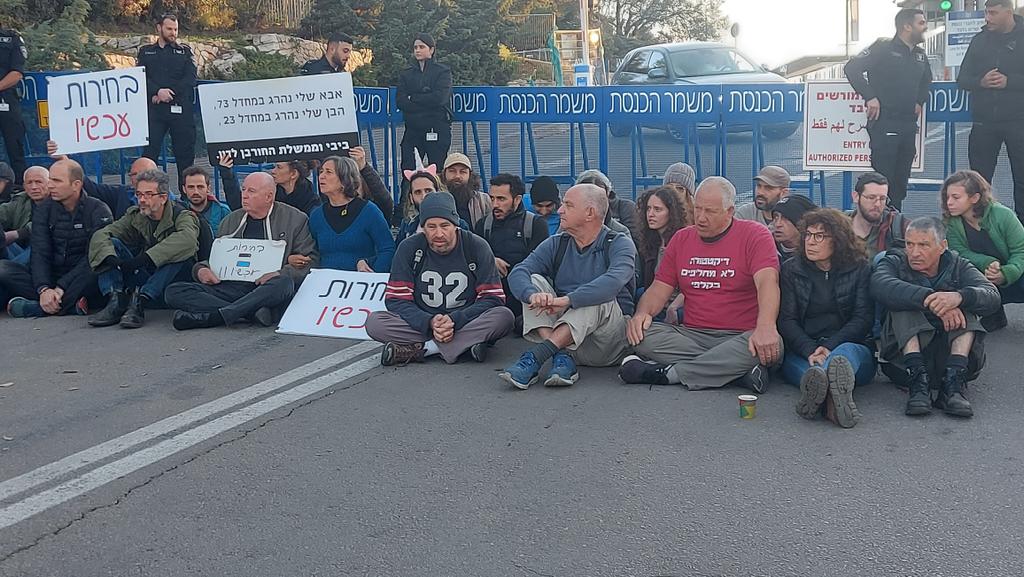 عشرات الإسرائيليين يتظاهرون ضد حكومة نتنياهو