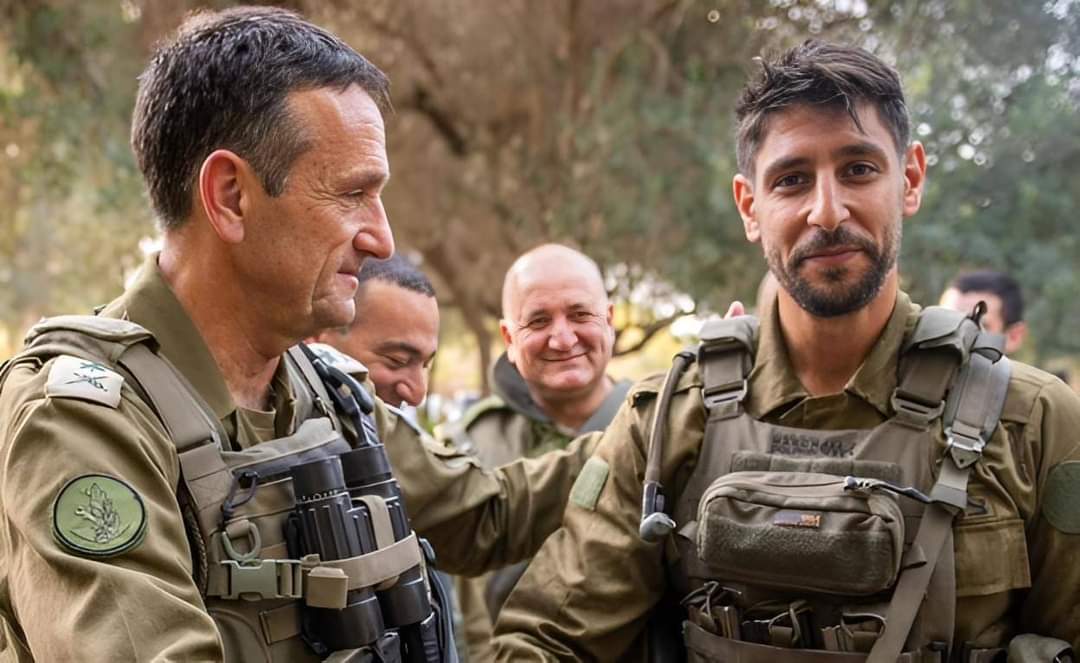 يعيش بالتنفس الصناعي والشظايا في كامل جسمه.. ممثل ومغنٍّ إسرائيلي شهير تعرض لإصابات خطيرة في غزة (فيديو)