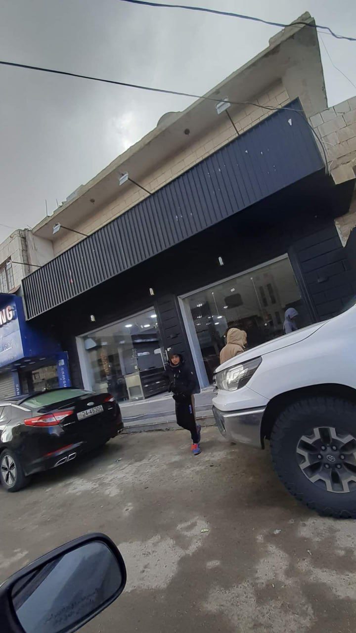 صاحب مطعم “7 أكتوبر” في الأردن يتراجع عن الاسم ويكشف السبب