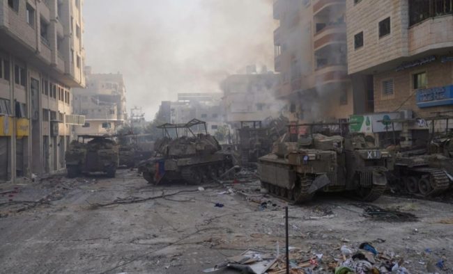 المقاومة تعلن استهداف جنود وآليات عسكرية في غزة.. “القسام” تنشر مشاهد لقصف طائرة من نوع أباتشي (فيديو)