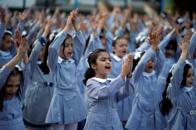 بعد تعليق بعض الدول تمويلها.. كيف تُستخدم “الأونروا” وسيلةً لابتزاز الفلسطينيين وتصفية “حق العودة”؟