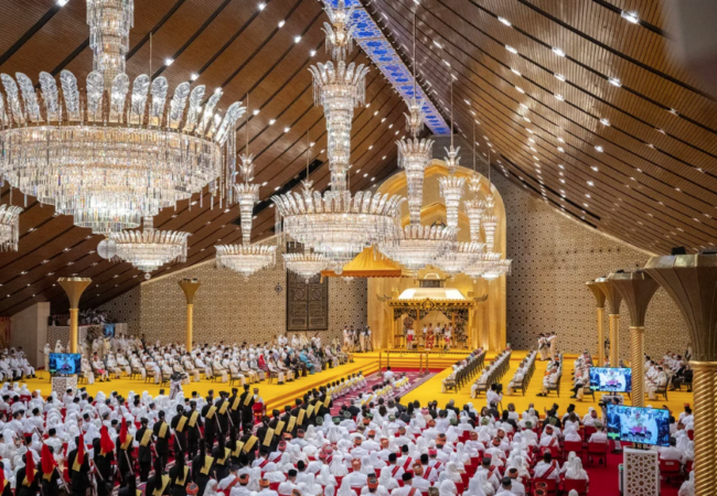 بلباس مليء بالجواهر وفي قصر به  1788 غرفة وموكب يضم أفخم سيارات العالم.. شاهد مراسم زفاف “الأمير العازب”