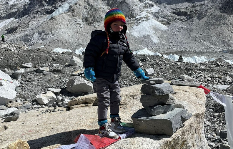 طفل يبلغ 3 سنوات يصل إلى إيفرست