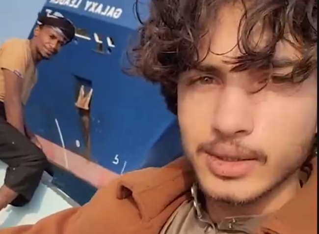 لقبوه بـ”القرصان الوسيم”، وشبهوه بـ”تيموثي شالاميت”..  من هو رشيد حداد الحوثي الذي طالب متابعيه بالانشغال بفلسطين بدل جماله؟