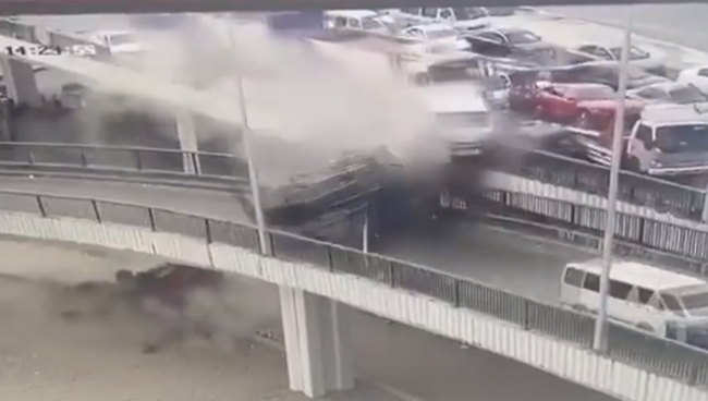 سيارات تسقط من أعلى الجسر وأخرى تصطدم بالعشرات.. شاهد كيف تسببت شاحنة في وقوع كارثة بمصر