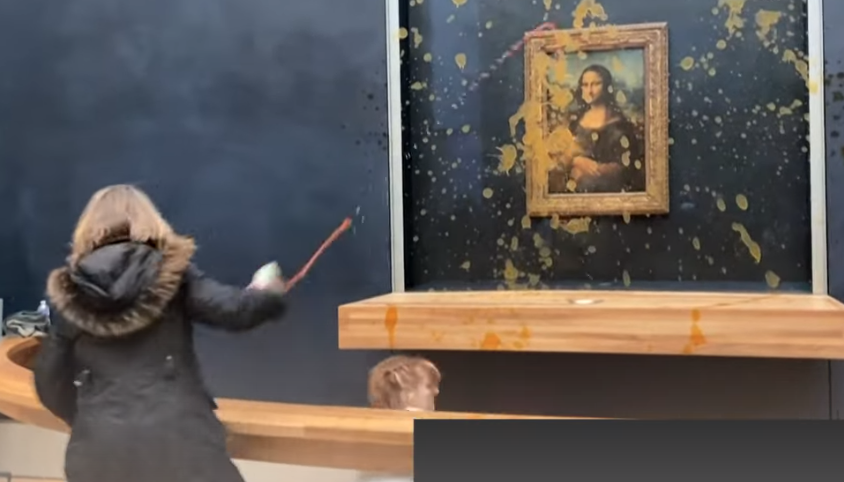 محتجتان تلقيان حساء على لوحة الموناليزا