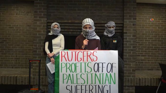 طلبة يرتدون الكوفية الفلسطينية في جامعة أمريكية