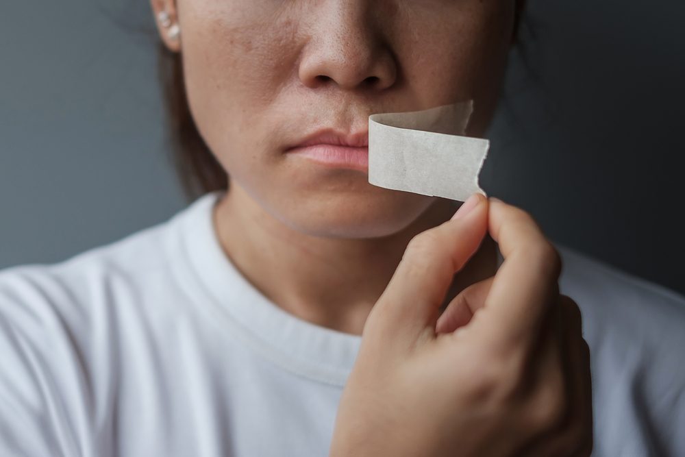من الضروري استخدام اللاصق الطبي المخصص للفم - shutterstock