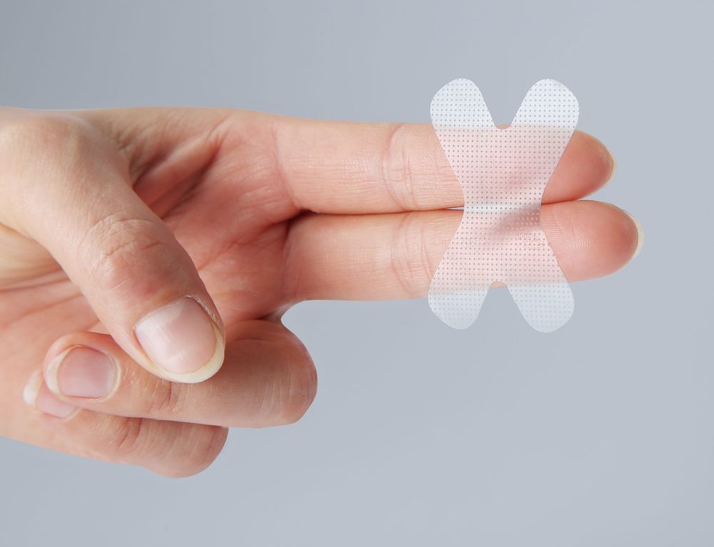 يجب مراجعة الطبيب المتخصص قبل استخدام لاصق الفم عند النوم - shutterstock