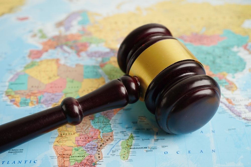 القوانين الدولية حددت معايير لحق الرد والدفاع عن النفس - Shutterstock