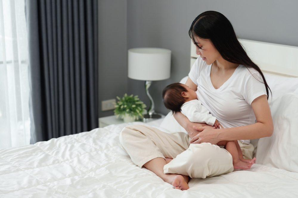 إرضاع الطفل وهو نائم| shutterstock