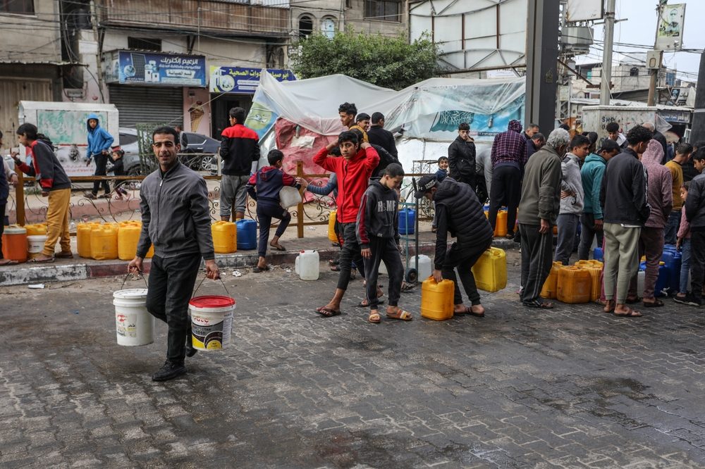 يمنع الاحتلال مصادر الماء العذب ضمن حربه على قطاع غزة - shutterstock