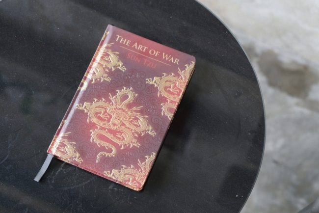 كتاب “فن الحرب”.. كيف يمكن أن يدمرنا العدو دون قتال؟