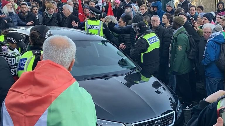 السيارة شقت طريقها وسط التظاهرة <br>