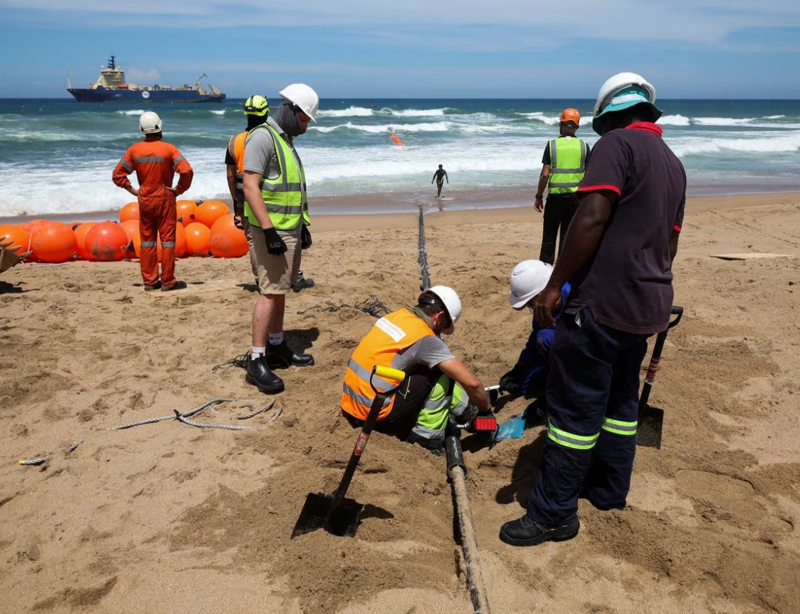 حقيقة المزاعم بتفجير الحوثيين لكابلات الإنترنت الدولية، وهل يستطيعون شل شبكة الويب العالمية فعلاً؟