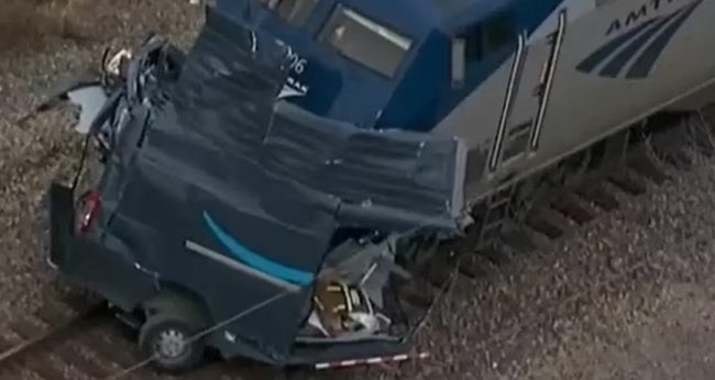 فيديو مروع لشاحنة توصيل “أمازون” وهي تنقسم إلى نصفين بعد حادث قطار.. هذا مصير السائق