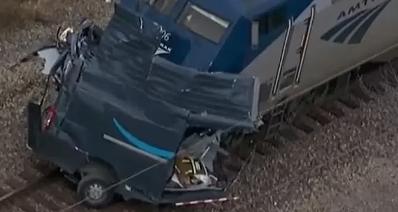 فيديو مروع لشاحنة توصيل “أمازون” وهي تنقسم إلى نصفين بعد حادث قطار.. هذا مصير السائق