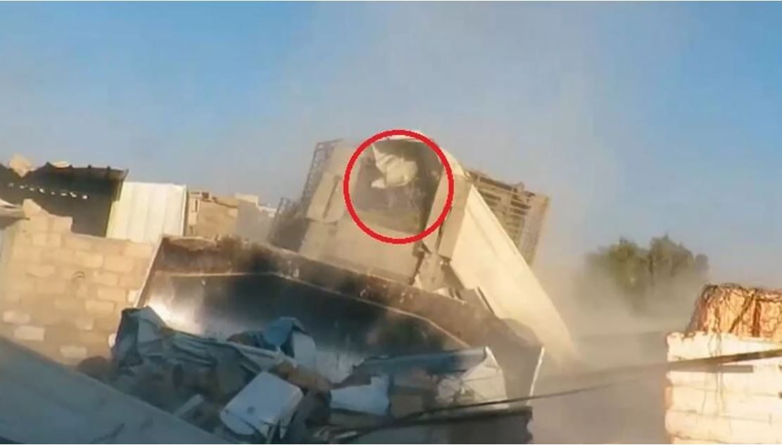 مقاتل من “القسام” يفاجئ سائق جرافة إسرائيلي في غزة.. وجد نفسه وجهاً لوجه معه وصاروخ أصابه مباشرة (فيديو)