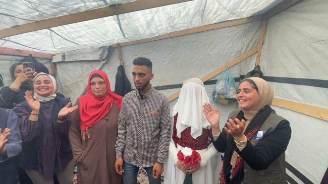 تزوجا قبل 3 أيام في مخيم للنازحين برفح.. ما هي حقيقة استشهاد العريسين “محمود وشيماء”؟ (فيديو)
