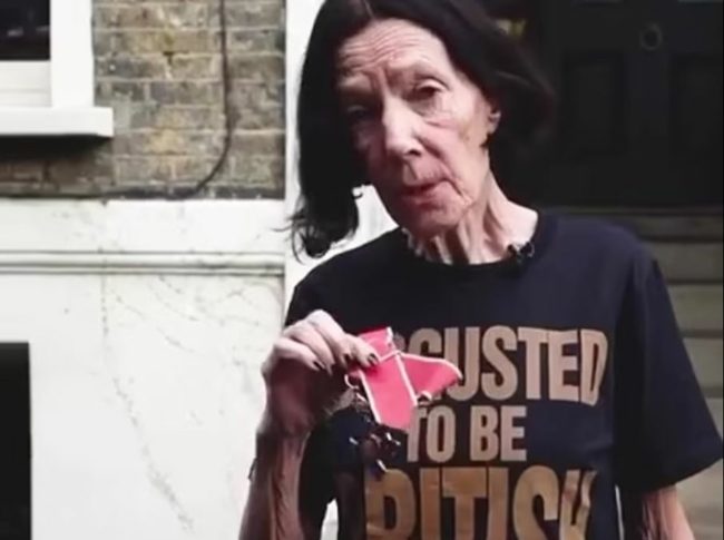 مصممة بريطانية شهيرة تدين موقف بلادها من حرب غزة بطريقة غير مسبوقة.. ألقت وساماً مرموقاً في سلة المهملات (فيديو) 