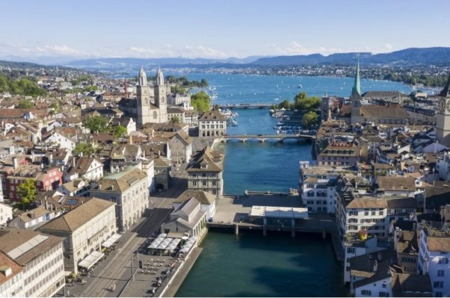 مدينة سويسرية تدفع لـ30 ألف موظف ضعف راتبهم بسبب خطأ! طالبتهم باستعادة الأموال وهذا كان رد العاملين