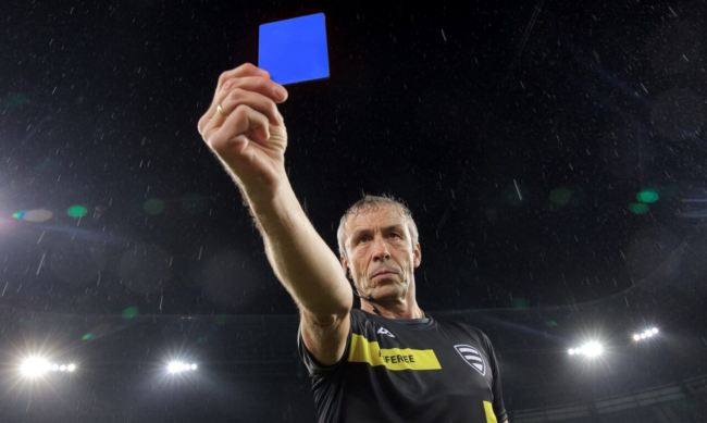 الكارت الأزرق يدخل عالم كرة القدم.. ما قصة العقوبة الجديدة وكيف تعمل؟