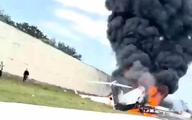 كأنه مشهد من “هوليوود”.. فيديو جديد يوثق اللحظات الأولى لسقوط طائرة خاصة على طريق سريع وانفجارها