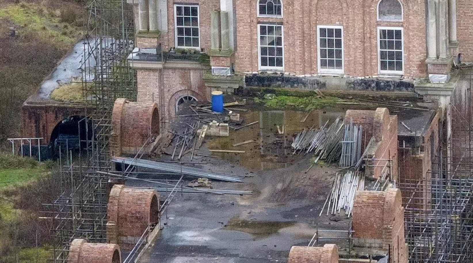 قصر فخم يثير الجدل في بريطانيا! مالكه سجن وتركه يتعفن منذ ما يقرب من أربعة عقود (صور)