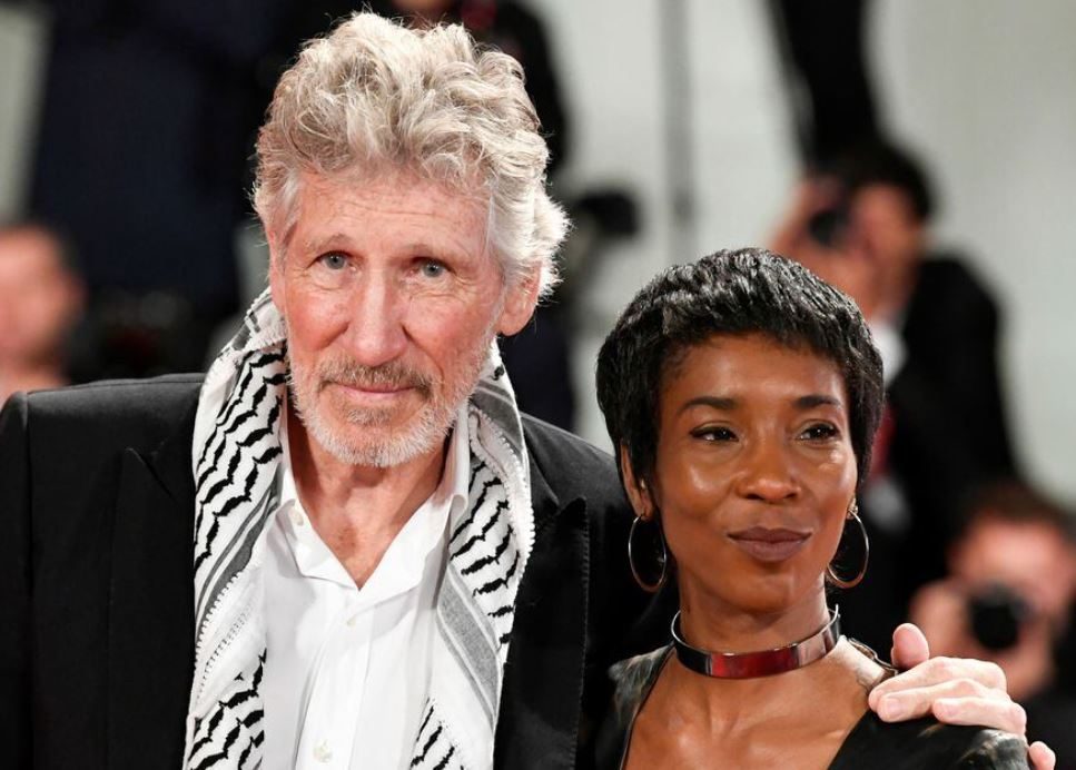 مغنٍّ بريطاني شهير ينعى العسكري الأمريكي الذي أحرق نفسه أمام سفارة إسرائي