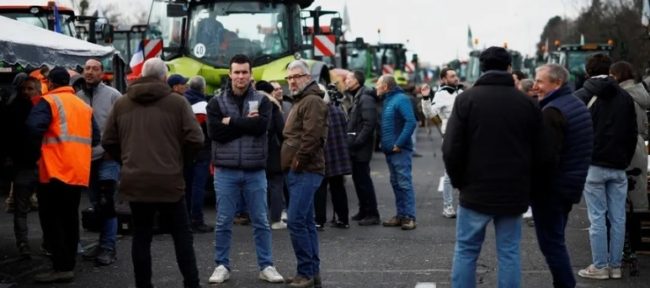 ألقوا البيض على البرلمان الأوروبي! مئات المزارعين في بروكسل يحتجون بالجرارات بسبب الضرائب (فيديو)