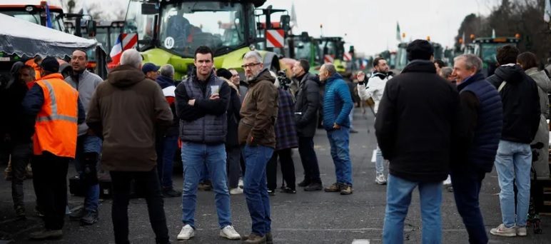 ألقوا البيض على البرلمان الأوروبي! مئات المزارعين في بروكسل يحتجون بالجرارات بسبب الضرائب (فيديو)