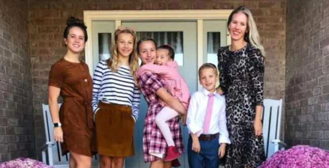 “يوتيوبر شهيرة بنصائح التربية تواجه حكماً بإساءة معاملة أطفالها.. قصة روبي فرانك