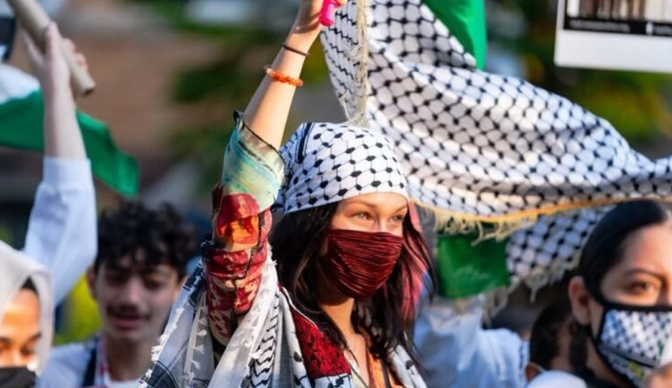 الفلسطينية بيلا حديد في إحدى الاحتجاجات ضد الحرب على غزة| مواقع التواصل