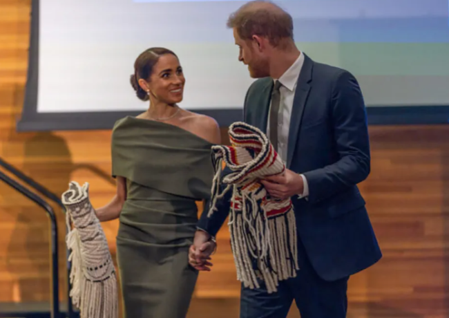  ميغان ماركل ترد بـ”المجوهرات” على شائعة إفلاسها.. ظهرت رفقة الأمير هاري بإكسسوارات قيمتها 28 ألف دولار