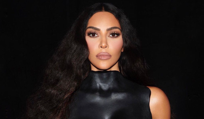 وصفها الجمهور بـ”القذرة”.. كيم كارداشيان تعرض حقيبة يد قديمة للبيع بمبلغ 70 ألف دولار 