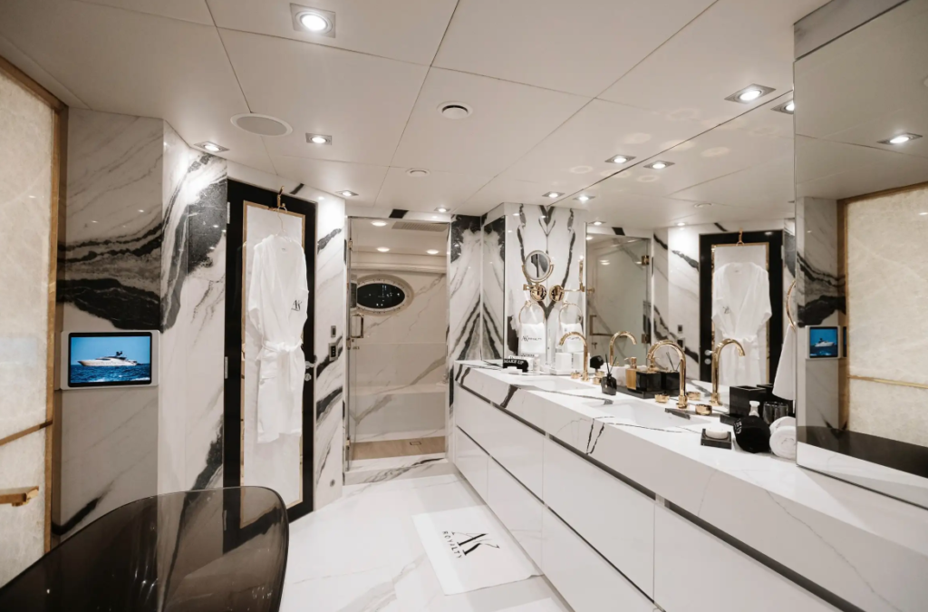 جولة في يخت فاخر مطلي بالذهب - مصدر الصورة: استئجار اليخوت Burgess Yachts
