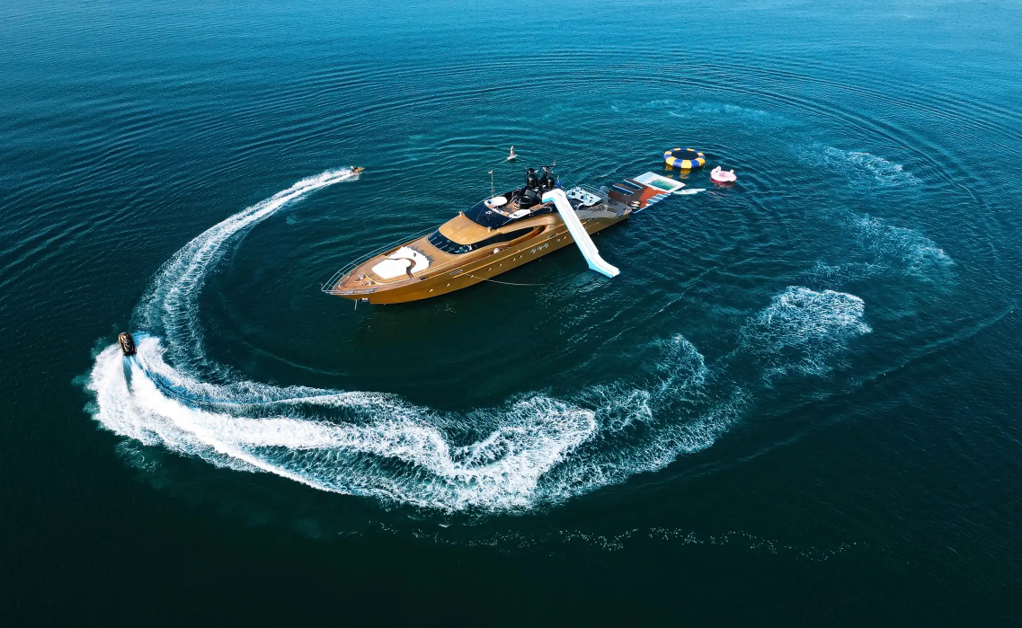 جولة في يخت فاخر مطلي بالذهب - مصدر الصورة: استئجار اليخوت Burgess Yachts