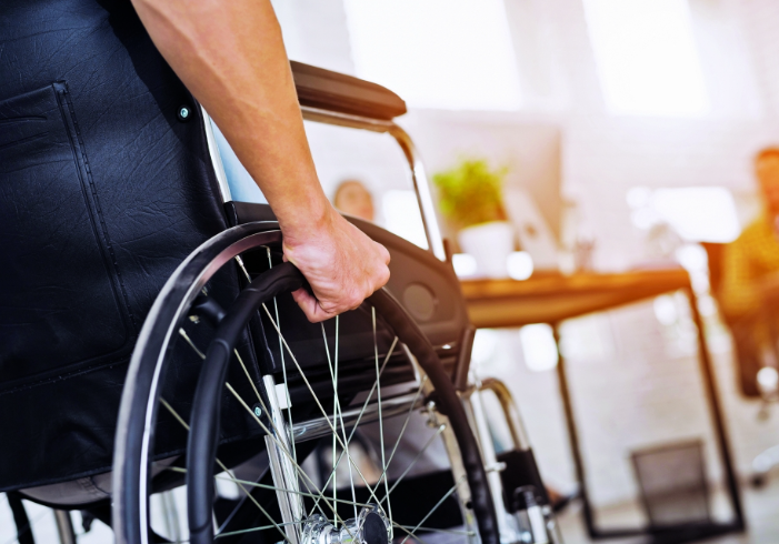 استأجر رجلا لقطع رجليه