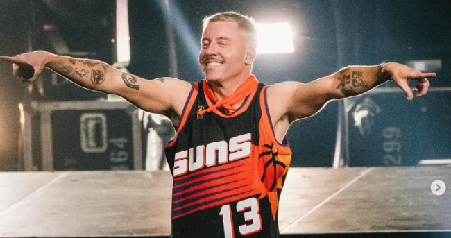 قفز مغني الراب الأمريكي ماكليمور لأجل كوفية فلسطين.. فيديو شاهده مليون ونصف خلال ساعات 