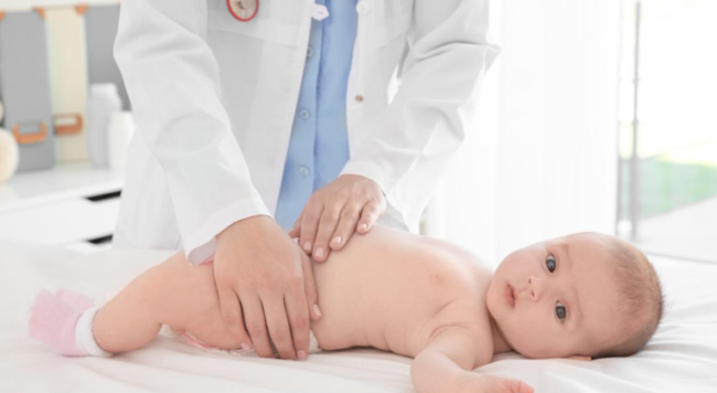  لماذا يصاب الأطفال حديثو الولادة بانتفاخ البطن؟.. الأمر يتعلق بالأم