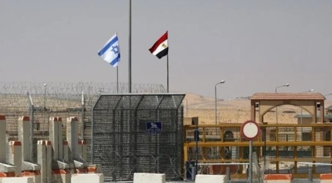 رويترز: مصر ترسل عشرات الدبابات والمدرعات بالقرب من غزة.. أقامت حواجز رملية وعززت المراقبة عند الحدود