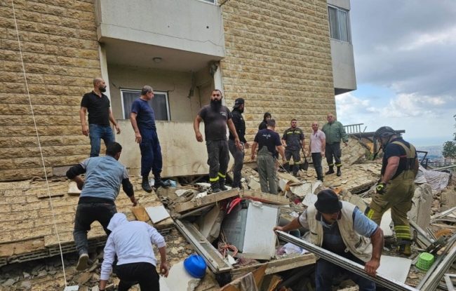 “ظنوا أنها هزة أرضية فأخلوه قبل انهياره بدقائق قليلة”! فيديو لبناء في لبنان تمايل وهبط سراباً