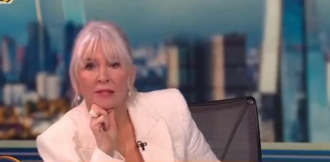 مذيعة بريطانية تطرد ضيفها على الهواء.. رفض إدانة حماس، وهذا ما وصف به الاحتلال (فيديو)