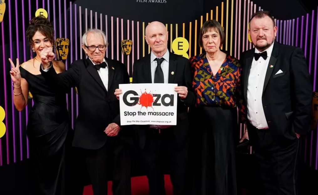 غزة حاضرة في حفل جوائز “بافتا”.. كاتب بريطاني شهير يرفع لافتة مكتوباً عليها: “أوقفوا المذبحة”